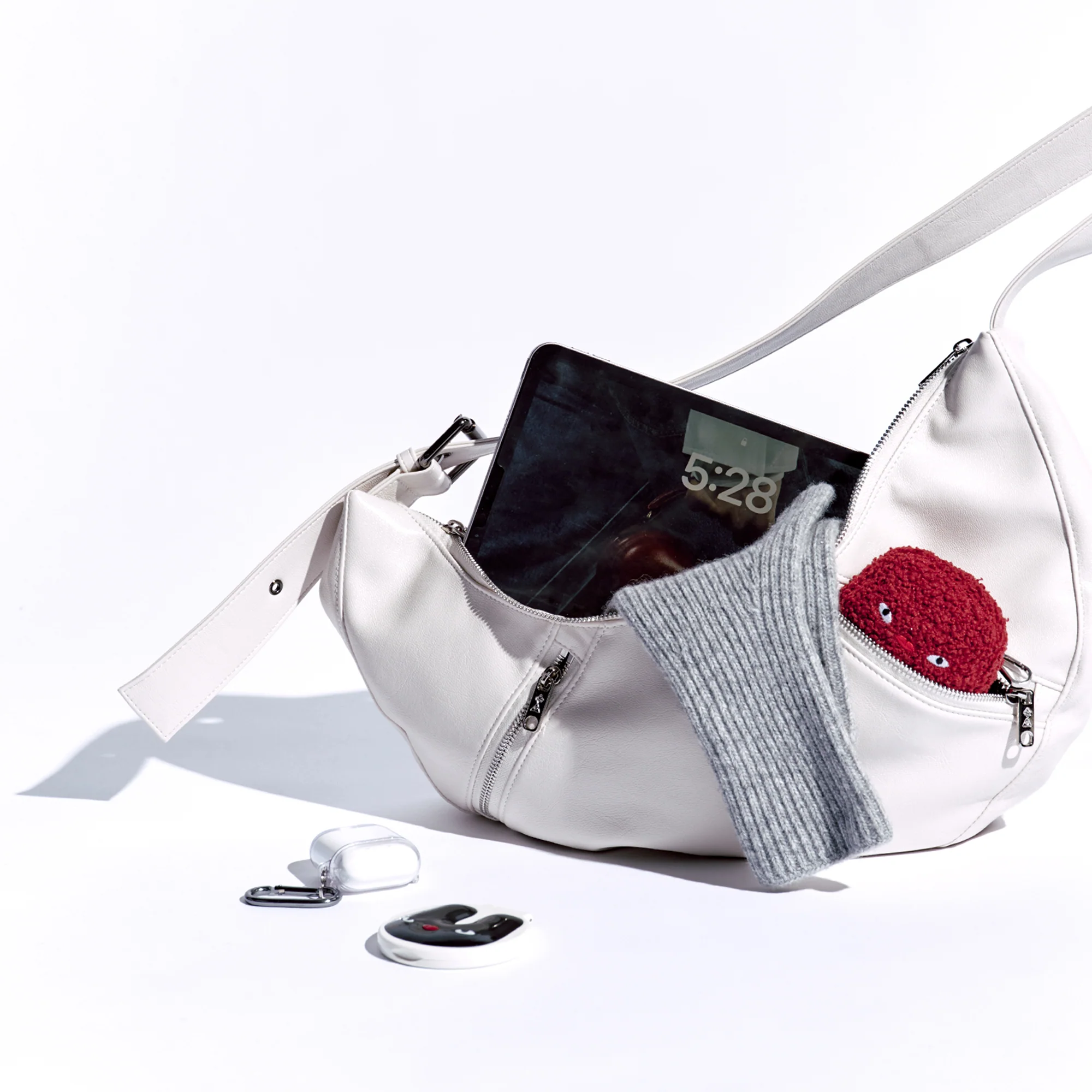 apple sling bag M goat cream - Image 5