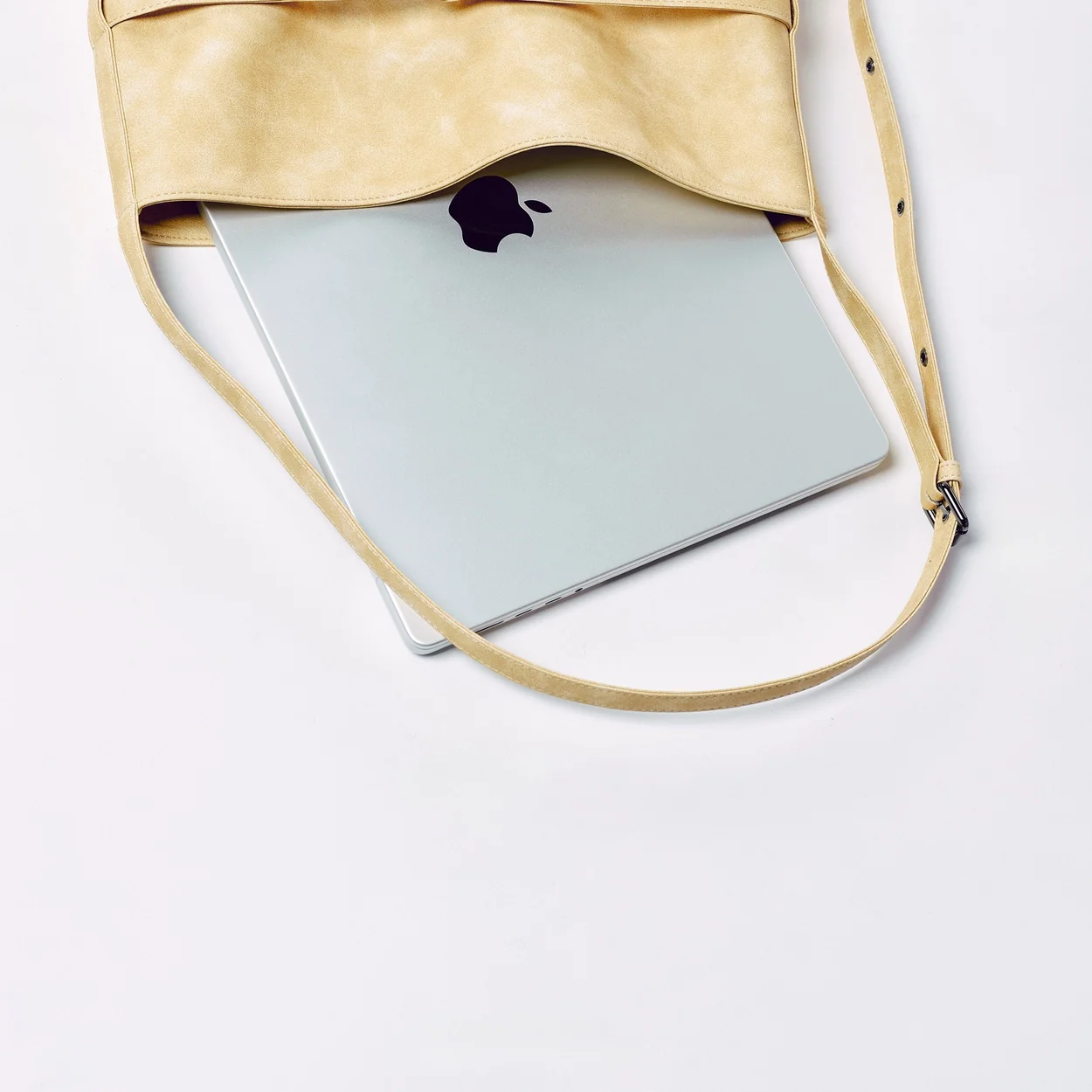 belt bucket bag M brushed brown sugar - Image 6